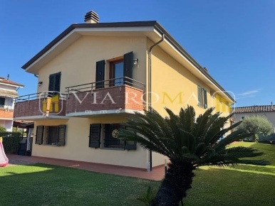 Foto Casa indipendente a Lucca in vendita