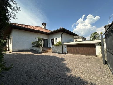 Foto Villa unifamiliare a Parabiago Centro di 235 m² con 7 locali