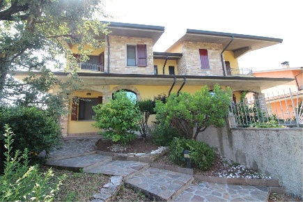 Foto Villa bifamiliare in VIA CAMPO BROLO 8, Pognano di 170 m² con 4 locali