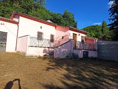 Foto Casa indipendente a Pieve Torina Centro con 4 locali in vendita