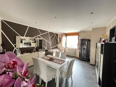 Foto Appartamento in Via Teano 6, Magenta Centro di 100 m² con 3 locali