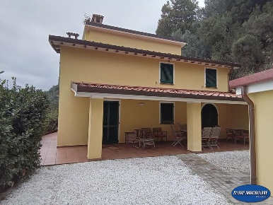 Foto Villa unifamiliare a Camaiore Camaiore Paese di 140 m² con 5 locali