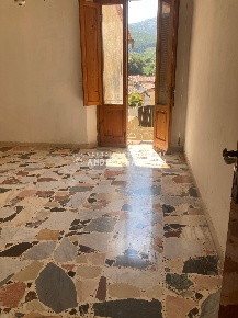 Foto Appartamento a Buti Centro di 200 m² con 8 locali in vendita