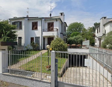 Foto Villa bifamiliare a Settimo Milanese Centro di 283 m² con 10 locali