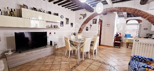 Foto Appartamento a Carrara Centro di 100 m² con 5 locali in vendita