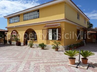 Foto Villa unifamiliare a Siracusa di 276 m² con 11 locali in vendita