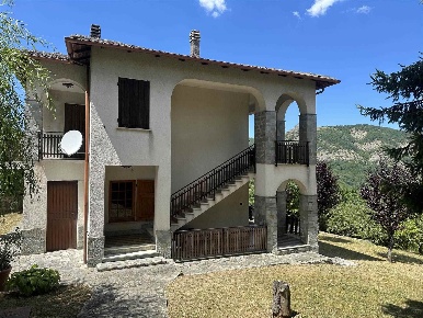 Foto Villa bifamiliare a Roccaforte Ligure di 154 m² con 9 locali