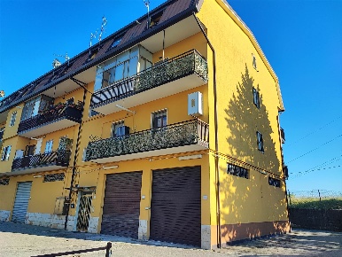 Foto Appartamento in Via Giovanni Leone 19, Tito di 110 m² con 6 locali