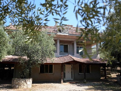 Foto Villa unifamiliare in Via Mergataro, Formia di 330 m² con 10 locali