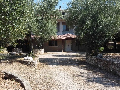 Foto Villa unifamiliare in Via Mergataro, Formia di 330 m² con 10 locali