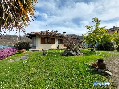 Foto Villa unifamiliare a Lessolo Centro di 263 m² con 5 locali in vendita