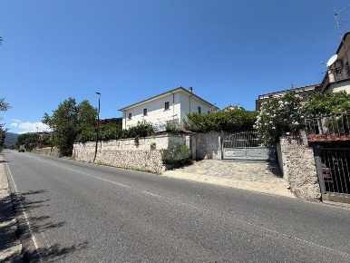 Foto Villa unifamiliare in Via della Concordia, Mendicino di 323 m²