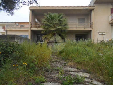 Foto Casa indipendente in Via Europa, Poggioreale di 400 m² con 11 locali