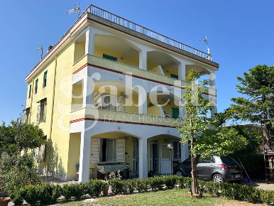 Foto Villa unifamiliare in Via Melchiorre Caffa 42, Castel Volturno
