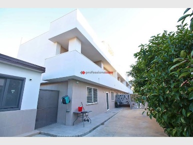 Foto Villa a schiera in Viale Fortore 23, Foggia di 150 m² con 4 locali