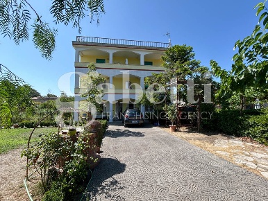 Foto Appartamento in Via Melchiorre Caffa 30, Castel Volturno di 120 m²