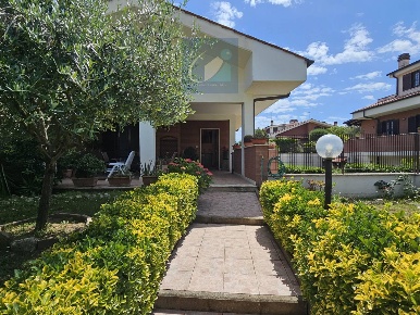 Foto Villa bifamiliare in Poggio Fiorito, Guidonia Montecelio di 145 m²