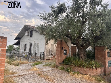 Foto Appartamento in Via Colle Izzano, Bellante di 234 m² con 4 locali