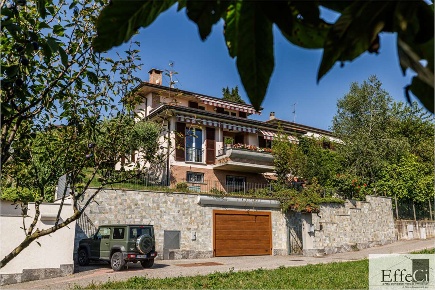 Foto Villa unifamiliare in Via Mottarone 2, Comerio di 220 m² con 8 locali