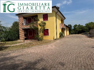 Foto Villa unifamiliare a Dueville di 377 m² con 8 locali in vendita
