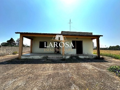 Foto Villa unifamiliare a Melendugno Centro di 190 m² con 6 locali