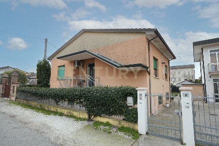 Foto Villa unifamiliare in Via Monte Carega 2/B, Cerea Centro di 338 m²