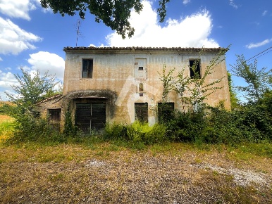 Foto Casale a Monte Roberto di 285 m² con 7 locali in vendita
