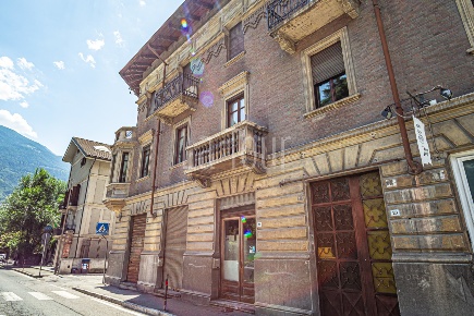Foto Appartamento in Via Bramafam 22, Aosta Centro di 78 m² con 3 locali