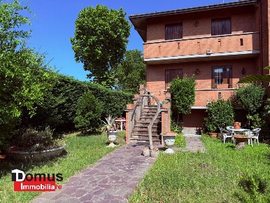 Foto Villa a schiera a Ferrara Cona di 250 m² con 7 locali in vendita