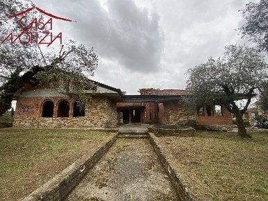 Foto Villa singola a Capannori di 550 m² con 10 locali in vendita