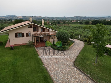 Foto Villa singola in via Sette Fratelli, Giulianova di 490 m² con 9 locali
