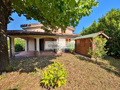 Foto Villa bifamiliare in Via degli Opifici, Pietrasanta di 120 m²