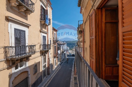 Foto Appartamento in Via XXIV Maggio, Ragusa Centro di 85 m² con 6 locali