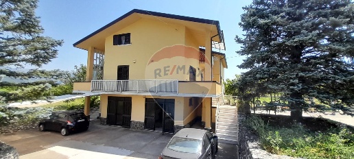 Foto Villa singola a San Lorenzello di 460 m² con 14 locali in vendita