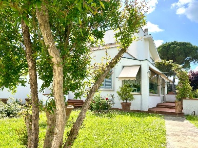 Foto Villa unifamiliare a Pontedera Oltrera di 335 m² con 8 locali