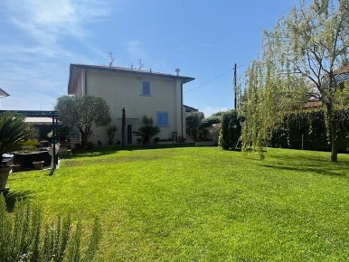 Foto Villa bifamiliare a Camaiore Lido di Camaiore di 130 m² con 9 locali