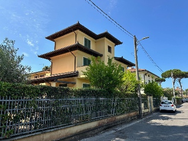 Foto Villa unifamiliare a Pietrasanta di 238 m² con 9 locali in vendita