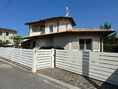 Foto Villa unifamiliare a Camaiore Capezzano Pianore di 160 m² con 6 locali