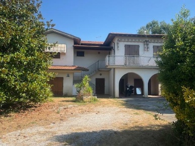 Foto Appartamento a Pietrasanta di 280 m² con 11 locali in vendita