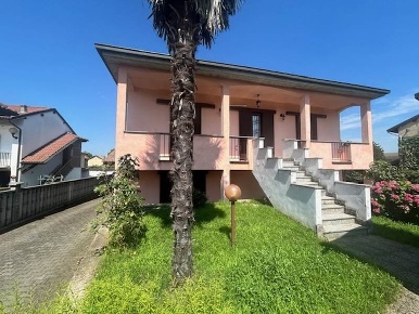 Foto Villa unifamiliare a Garlasco San Biagio di 300 m² con 4 locali
