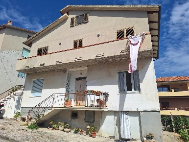 Foto Appartamento a Fermo Capodarco di 100 m² con 6 locali in vendita