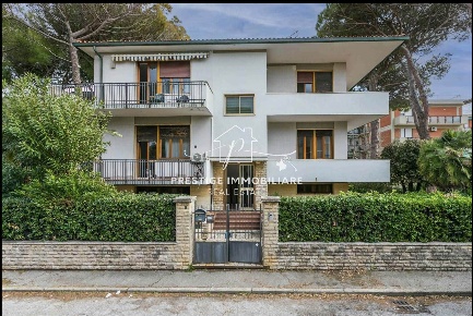 Foto Appartamento a Livorno Ardenza di 115 m² con 4 locali in vendita