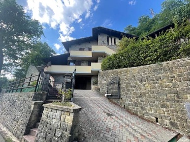Foto Villa bifamiliare a Grizzana Morandi Grizzana di 267 m² con 20 locali