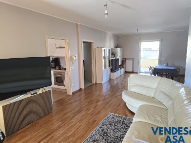 Foto Appartamento in Via Montrone, Valenzano di 135 m² con 6 locali