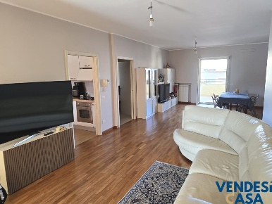 Foto Appartamento in Via Montrone, Valenzano di 135 m² con 6 locali