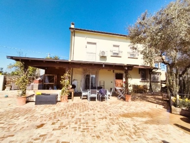Foto Villa unifamiliare a Pescara Colli Innamorati - Madonna di 264 m²