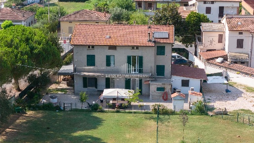 Foto Casa indipendente a Magione di 290 m² in vendita