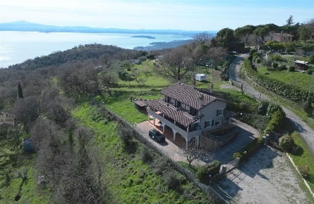 Foto Villa a schiera a Passignano sul Trasimeno di 572 m² con 7 locali