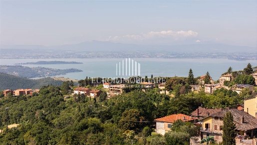 Foto Villa a schiera in Via dei Pini 14, Passignano sul Trasimeno di 340 m²