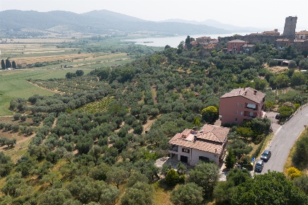 Foto Villa a schiera a Magione di 320 m² con 11 locali in vendita